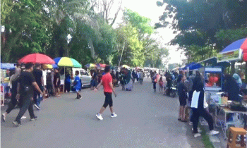 FOTO DOKUMEN Suasana masyarakat beraktivitas di Taman Kota Sampit.