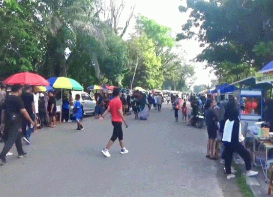 FOTO DOKUMEN Suasana masyarakat beraktivitas di Taman Kota Sampit.