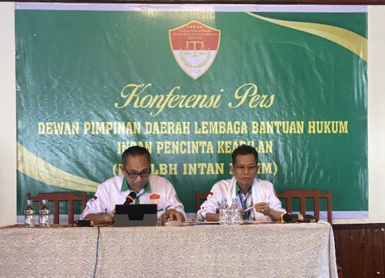 Fadliannor (kanan) didampingi kuasa hukumnya saat konferensi pers, Minggu, 21 Juli 2024