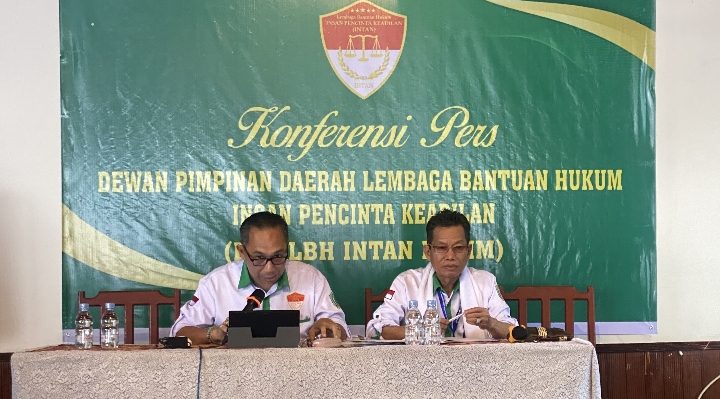 Fadliannor (kanan) didampingi kuasa hukumnya saat konferensi pers, Minggu, 21 Juli 2024