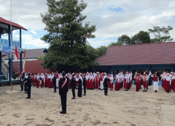 Foto Dokumen Peserta didik sedang upacara