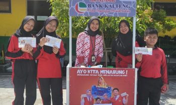 Jadwal rutin Petugas Bank Kalteng untuk mengambil tabungan siswa siswi di SDN 4 Ketapang.