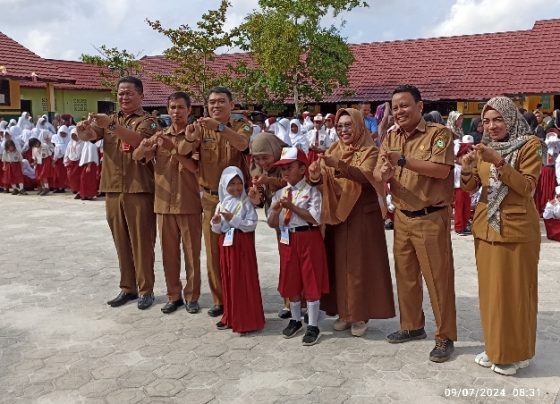 Kadisdik Kotim, M Irfansyah bersama KKKS Cerdas Membangun Kecamatan Baamang dan siswa saat pembukaan MPLS di SDN 3 Baamang Hilir, Selasa, 9 Juli 2024