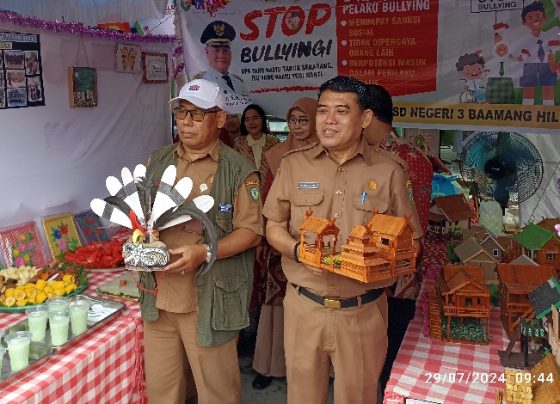 Kadisdik Kotim, M Irfansyah mengunjungi stand sekolah peserta dalam Gebyar Merdeka SD se Kecamatan Baamang, Senin, 29 Juli 2024