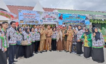 Kadisdik Kotim, M. Irfansyah mengunjungi stand sekolah peserta dalam Gebyar Merdeka SD se Kecamatan Baamang, Senin, 29 Juli 2024