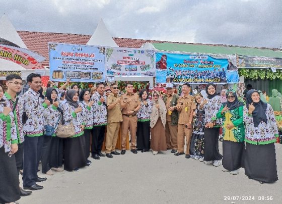 Kadisdik Kotim, M. Irfansyah mengunjungi stand sekolah peserta dalam Gebyar Merdeka SD se Kecamatan Baamang, Senin, 29 Juli 2024