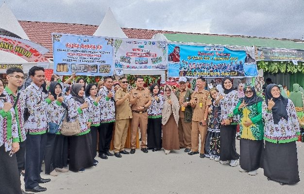 Kadisdik Kotim, M. Irfansyah mengunjungi stand sekolah peserta dalam Gebyar Merdeka SD se Kecamatan Baamang, Senin, 29 Juli 2024