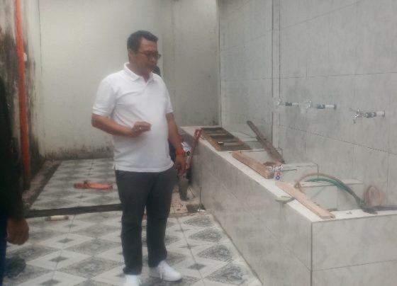 Kalapas Sampit Meldy Putra menunjukan dapur lapas yang sedang pengerjaan.