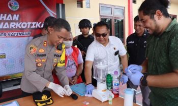 Kapolres Katingan AKBP Chandra Ismawanto pada kegiatan pemusnahan barang bukti sabu.