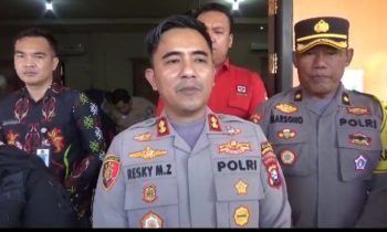 Kapolres Kotim AKBP Resky Maulana Zulkarnain saat diwawancarai wartawan.