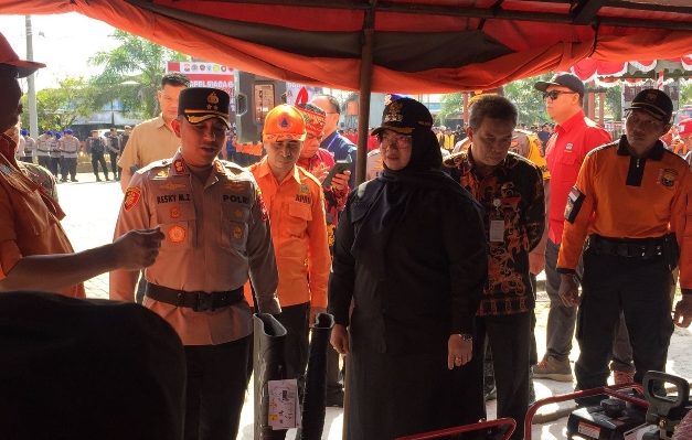 Kapolres Kotim AKBP Rezky didampingi Wakil Bupati Kotim Irawati dan Kepala BPBD Multazam saat mengecek alat pencegahan Karhutla, Jumat, 19 Juli 2024