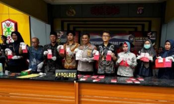 Kapolres Kotim AKBP Sarpani saat menunjukan barang bukti hasil operasi antik yang akan dimusnahkan.