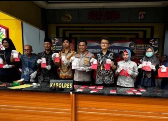 Kapolres Kotim AKBP Sarpani saat menunjukan barang bukti hasil operasi antik yang akan dimusnahkan.