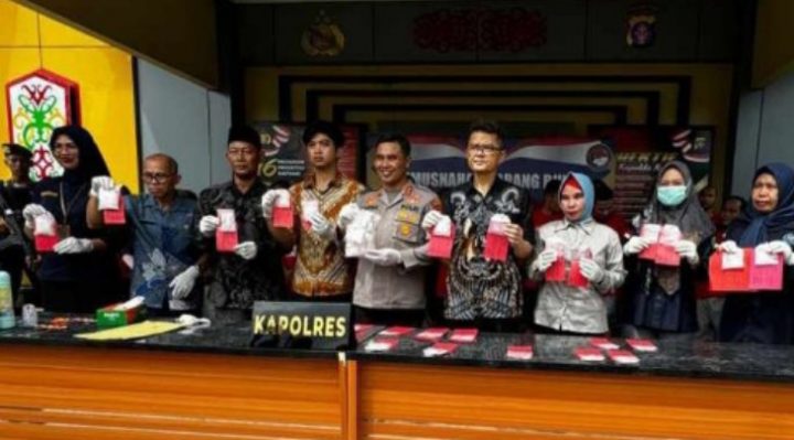 Kapolres Kotim AKBP Sarpani saat menunjukan barang bukti hasil operasi antik yang akan dimusnahkan.