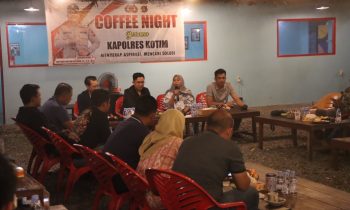 Kapolres kotim beserta PJU, dan Ketua PWI Kotim Siti Fauziah saat diskusi dalam acara Coffee Night, Minggu malam, 21 Juli 2024.