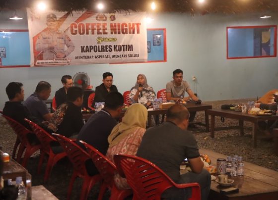 Kapolres kotim beserta PJU, dan Ketua PWI Kotim Siti Fauziah saat diskusi dalam acara Coffee Night, Minggu malam, 21 Juli 2024.