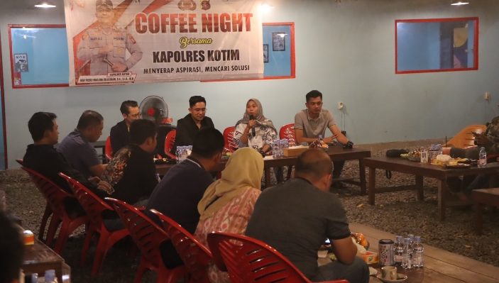 Kapolres kotim beserta PJU, dan Ketua PWI Kotim Siti Fauziah saat diskusi dalam acara Coffee Night, Minggu malam, 21 Juli 2024.