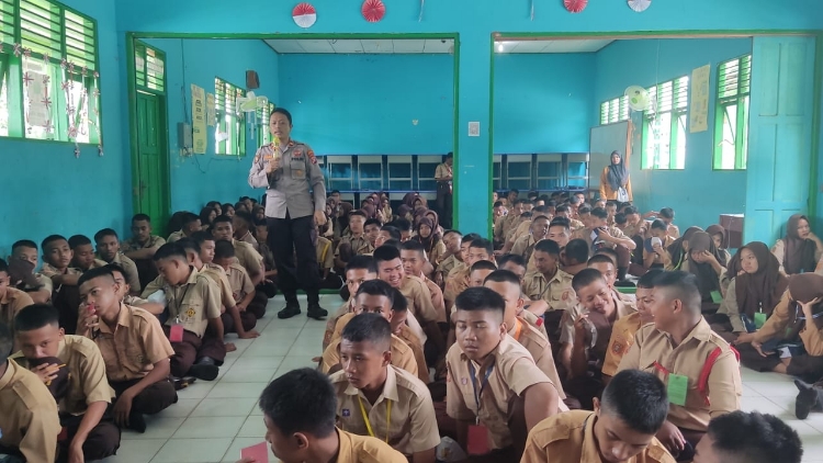 Sampaikan Bahaya Narkoba dan Tatatertib Berlalu-lintas bagi Siswa SMK Negeri 1 Cempaga