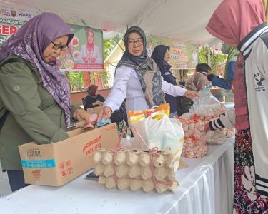 Kepala Dinas Pertanian dan Ketahanan Pangan Kotim, Septina (kemeja putih) melayani masyarakat membeli bawang putih di pasar murah, Rabu,24 Juli 2024