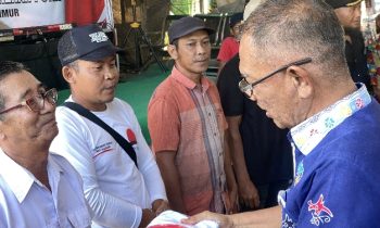 Kepala Kesbangpol Kotim Sanggul Lumban Gaol saat menyerahkan bendera kepada perwakilan Pasar Al Kamal, Kamis, 25 Juli 2024