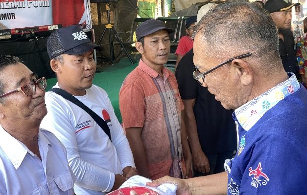 Kepala Kesbangpol Kotim Sanggul Lumban Gaol saat menyerahkan bendera kepada perwakilan Pasar Al Kamal, Kamis, 25 Juli 2024