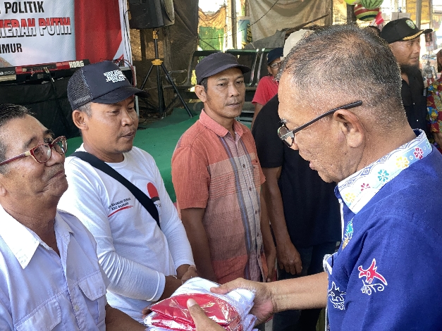 Bagikan 70.000 Helai Bendera Merah Putih Gratis di Kotim