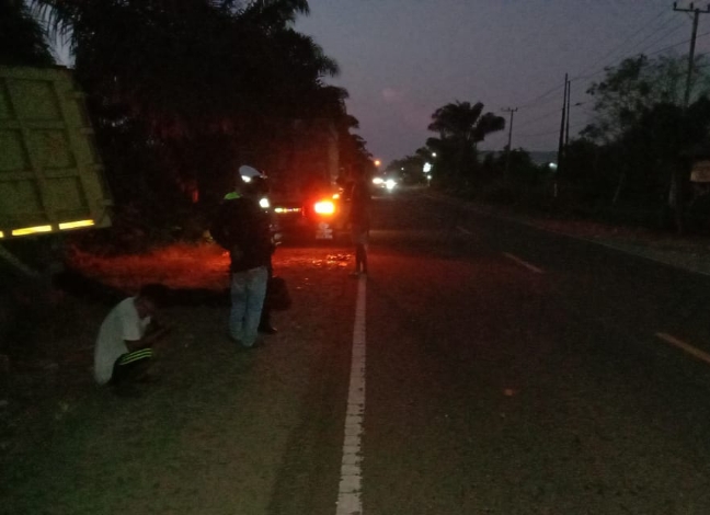 Truk Tabrak Sepeda Motor Metik di Dekat Simpang Tinduk, Korban Dilarikan ke Rumah Sakit