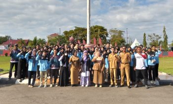 Mahasiswa IAIN Palangka Raya saat berfoto bersama Staf Ahli Bupati Rusmiati di halaman kantor bupati Kotim, Senin, 15 Juli 2024.