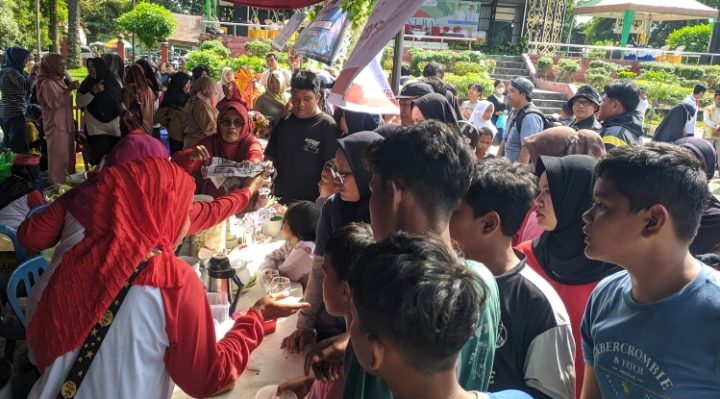 Masyarakat rela antre untuk mendapatkan Bubur Asyura secara gratis saat gelaran Festival Bubur Asyura di Taman Kota Sampit, Minggu, 21 Juli 2024.