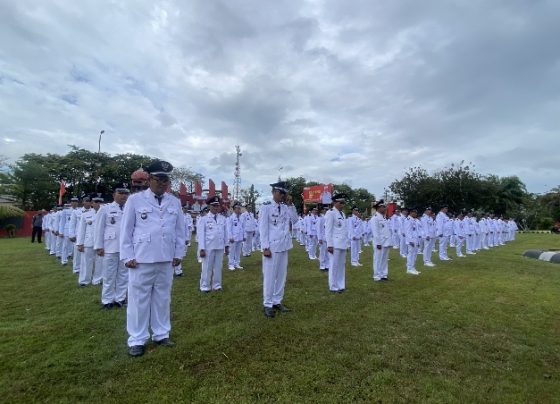 Para Kades berbaris saat akan dikukuhkan perpanjangan masa jabatan oleh Bupati Kotim, Halikinnor, Jumat, 5 Juni 2024.