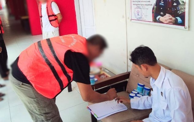 Pelaksanaan tes urine bagi warga binaan di Lapas Kelas II B Sampit.