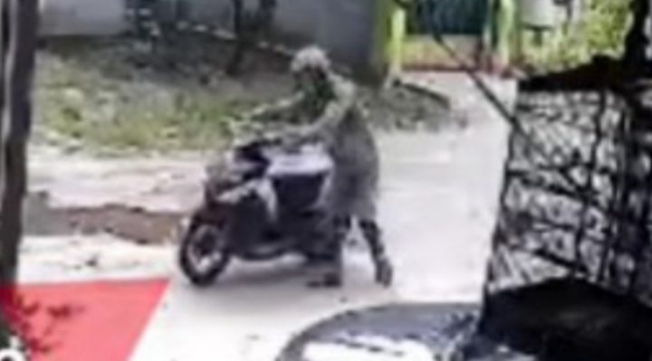 Pelaku curanmor saat menuntun motor hasil curian milik warga Jalan Tidar Baru.