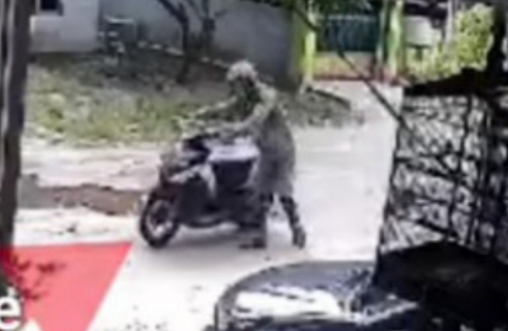 Pencuri Gasak Sepeda Motor di Tidar Baru Aksinya Terekam Kamera Pengawas