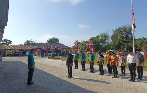 Pengibaran bendera setengah tiang yang digelar petugas Lapas Kelas II B Sampit.