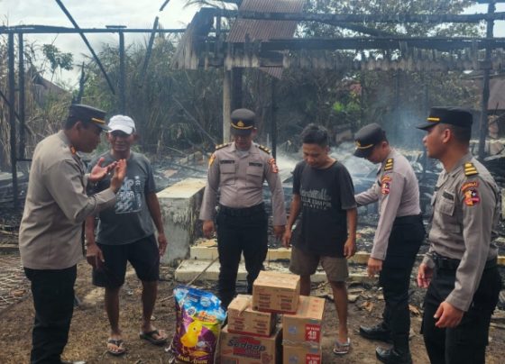 Penyerahan bantaun untuk korban kebakaran di Baamang Hilir, RT 14, Kecamatan Baamang, Rabu, 24 Juli 2024.