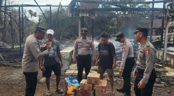 Penyerahan bantaun untuk korban kebakaran di Baamang Hilir, RT 14, Kecamatan Baamang, Rabu, 24 Juli 2024.