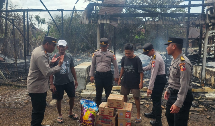 Kapolsek Baamang bersama Dikreg SIP Angkatan 53 Bantu Korban Kebakaran di Sampit