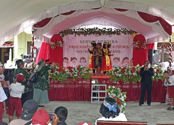 Pertunjukan seni tari dalam kegiatan Gebyar Merdeka Pameran Hasil Karya siswa SDMI se Kecamatan Baamang, Senin, 29 Juli 2024