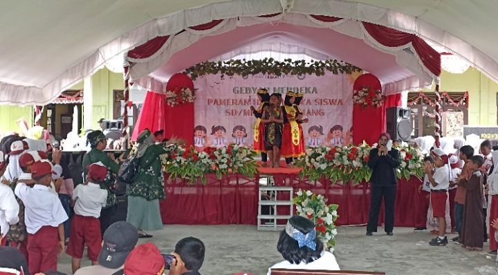 Pertunjukan seni tari dalam kegiatan Gebyar Merdeka Pameran Hasil Karya siswa SDMI se Kecamatan Baamang, Senin, 29 Juli 2024