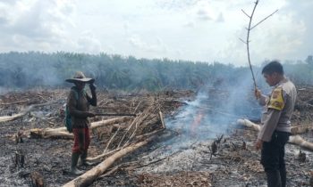 Petugas Polaek Cempaga Hulu saat memadamkan api dibantu warga setempat.