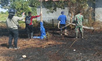 Petugas gabungan memadamkan api kebakaran lahan di Jalan Bumi Rayam