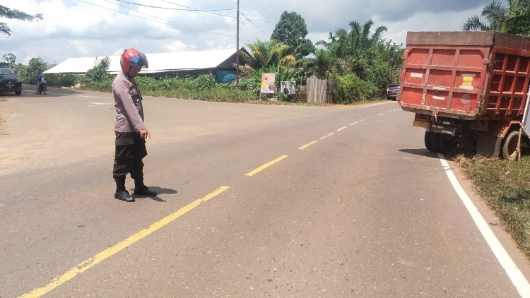 Kecelakaan Truk vs Sepeda Motor di Cempaga, Pemotor Dilarikan ke Puskesmas