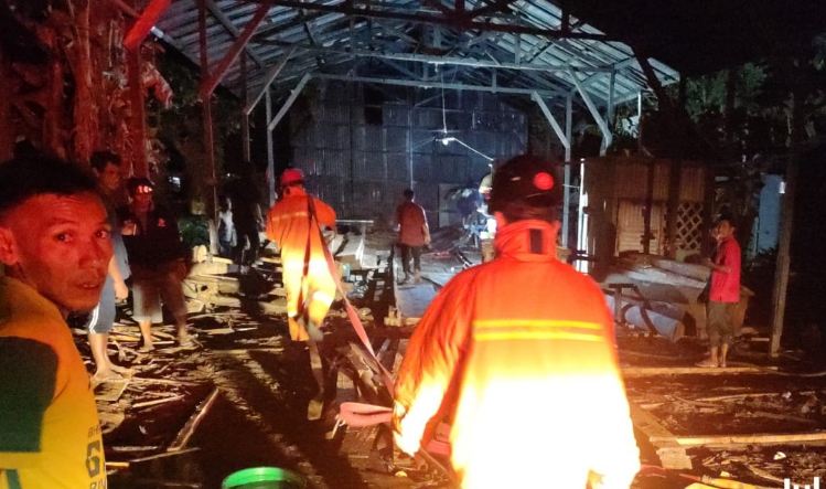 Gudang Kayu Milik Warga di Kota Besi Terbakar