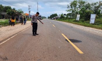 Petugas satlantas polres kotim saat lakukan olah TKP kasus kecelakaan antara mobil dan sepeda motor di Kelurahan Penyang, Kecamatan Telawang