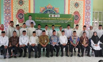 Pj Bupati Katingan, Saiful foto bersama pengurus LPTQ periode 2024 2028 usai pengukuhan, Kamis, 4 Juli 2024.