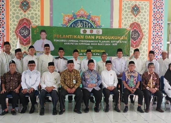 Pj Bupati Katingan, Saiful foto bersama pengurus LPTQ periode 2024 2028 usai pengukuhan, Kamis, 4 Juli 2024.