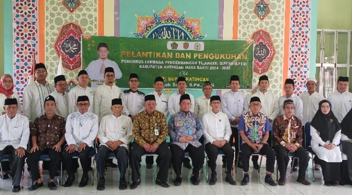 Pj Bupati Katingan, Saiful foto bersama pengurus LPTQ periode 2024 2028 usai pengukuhan, Kamis, 4 Juli 2024.