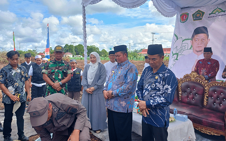 Pj Bupati Katingan Hadiri Peletakan Batu Pertama Pembangunan Masjid Attawun
