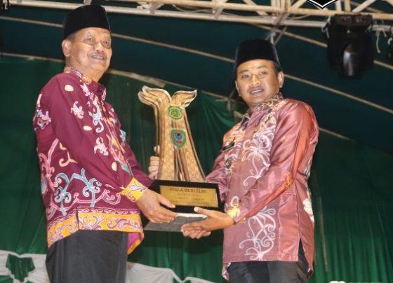 Pj Bupati Seruyan Djainuddin Noor menyerahkan piala bergilir untuk di perebutkan kembali pada MTQH ke 17 tingkat Kabupaten Seruyan.