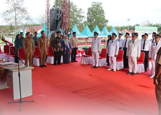 Pj Bupati Seruyan Djainuddin Noor saat melantik Pj Kades dan PAW BPD